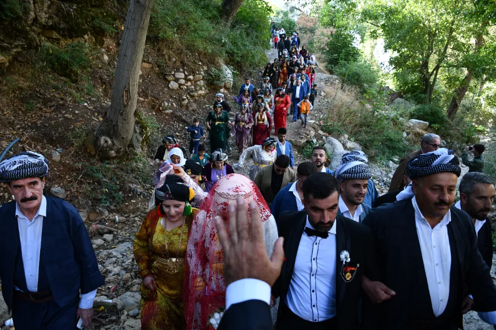 YÜZ YILLIK DÜĞÜN GELENEĞİNDE GELİN VE DAMADA 4,5 MİLYON TAKI