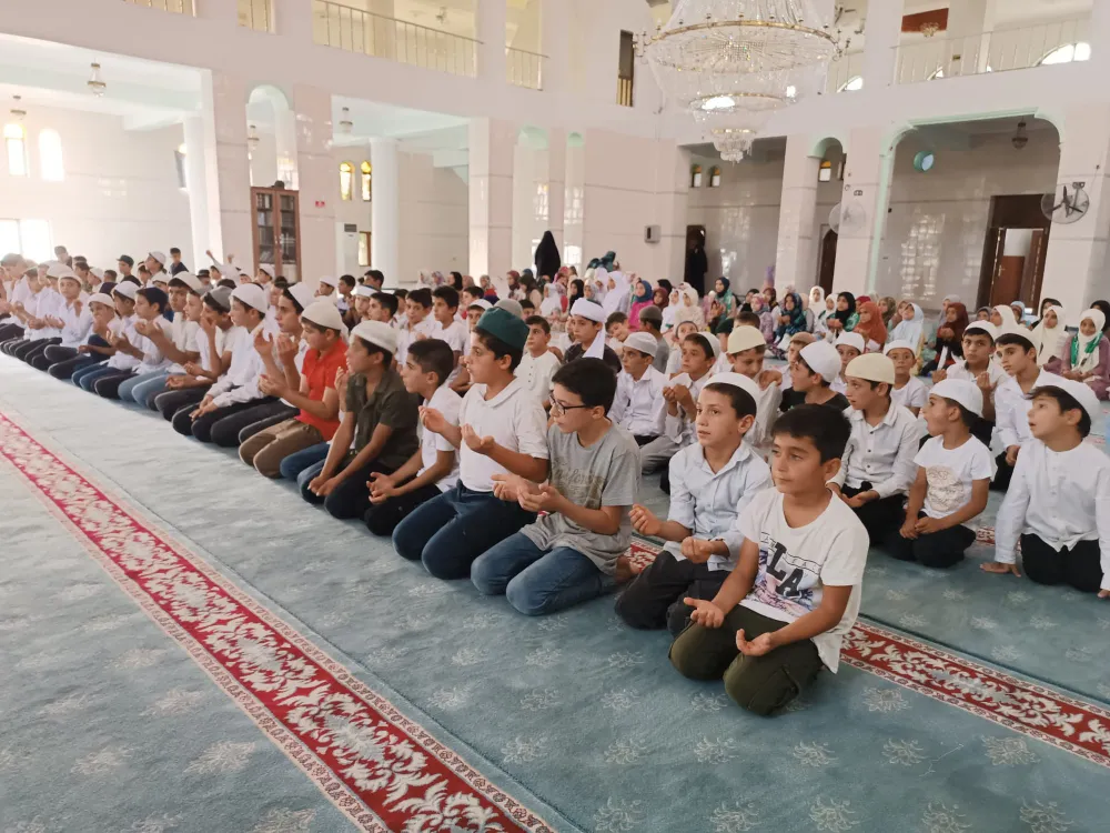 İDİLLİ ÇOCUKLAR CAMLERİ SEVDİ CAMİLER ÇOCUKLARI