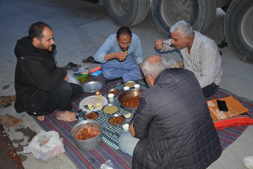 TIR ŞOFÖRLERİ HABUR SINIR KAPISINDA SIRA BEKLERKEN İFTAR AÇIYOR