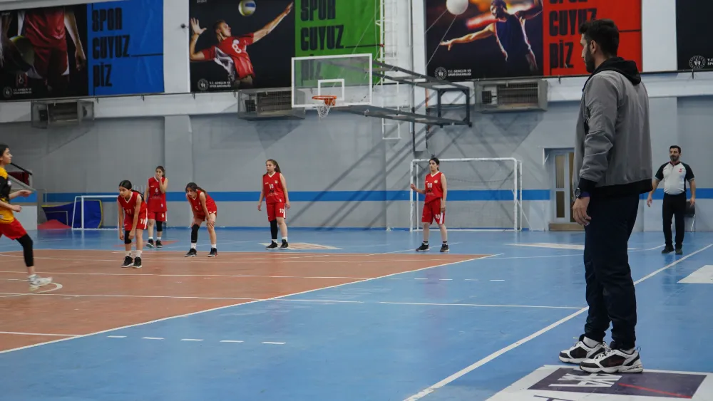 ŞIRNAKLI GENÇ SPORCU, BASKETBOL SEVGİSİNİ ÇOCUKLARA AŞILIYOR