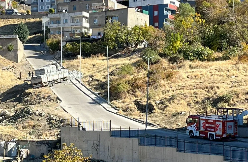 ŞIRNAK’TA BRİKET YÜKLÜ TIR YOKUŞU ÇIKAMADI, ŞARAMPOLE DEVRİLDİ