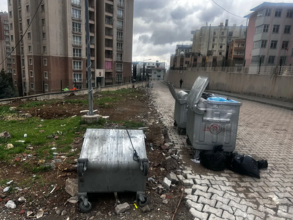 OKULUN YANI BAŞINDAKİ ÇÖPLER TEPKİ TOPLUYOR