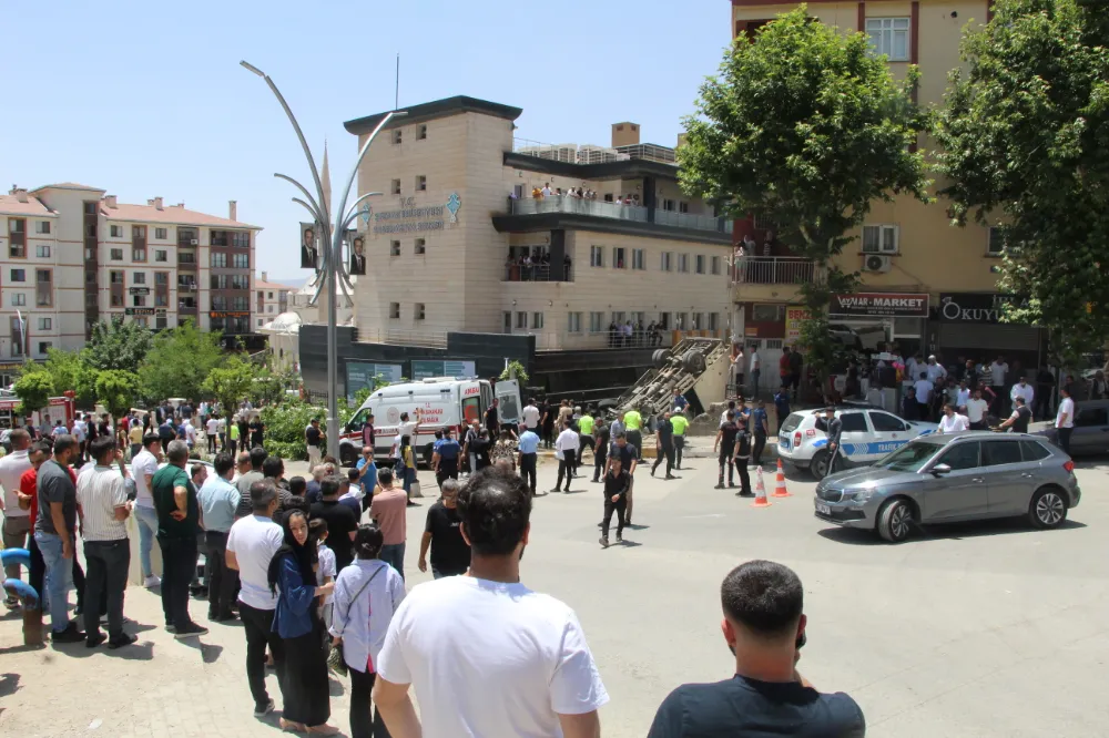 FRENİ PATLAYAN KAMYONET DEHŞET SAÇTI 
